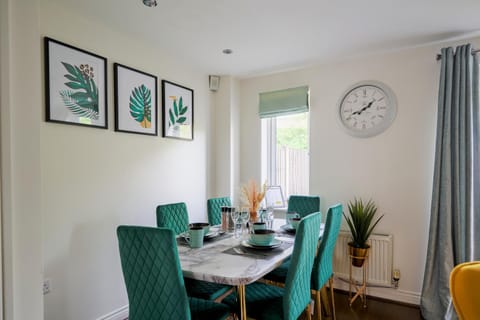 Cherish Stays spacious & amazing 3 Bed House in Hayes & Heathrow Condo in Hayes