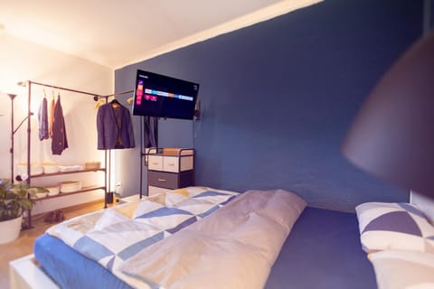 Bed, TV and multimedia, Photo of the whole room, Evening entertainment, Bedroom, towels