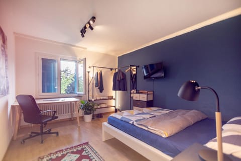 Bed, TV and multimedia, Photo of the whole room, Seating area, Bedroom