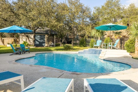 Remodeled with New Mattresses and Private Pool House in Dripping Springs