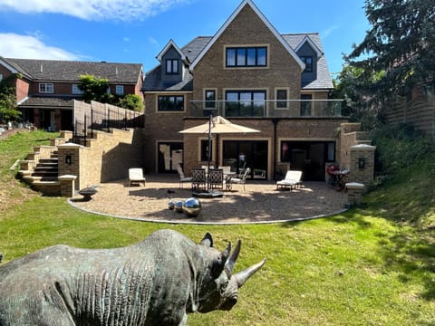 Property building, Nearby landmark, Spring, Day, Garden, Garden, Garden view