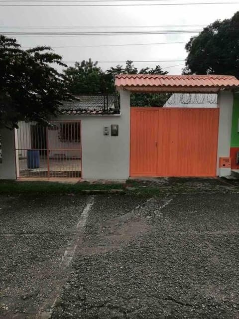Casa vacacional con piscina privada House in Mariquita
