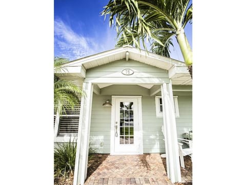 Bay Pointe Cottage House in North Naples