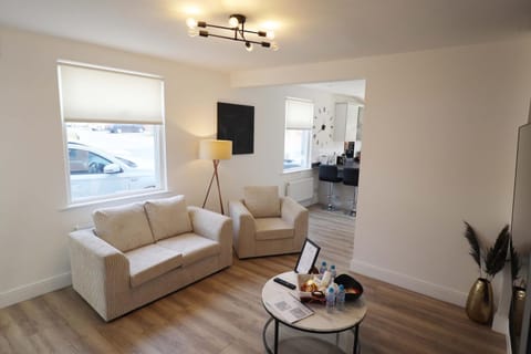 Family Home - 25-30 Off Long Term Stays - Family Relocation - Free Parking - 5G Wifi - Smart TV House in Northampton