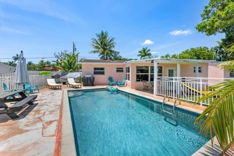 Tropical Paradise, fishing deck, Pool Ocean access Villa in Dania Beach