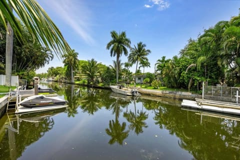 Tropical Paradise, fishing deck, Pool Ocean access Villa in Dania Beach