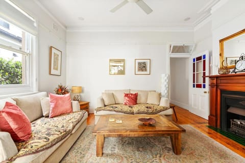 Heritage Charm in Manly's Sun-Drenched Paradise Casa in Manly