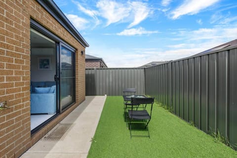Melton Moments - Cheerful and Breezy Living House in Melton