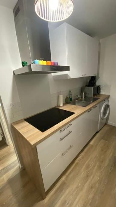 Kitchen or kitchenette, minibar, stove, washing machine