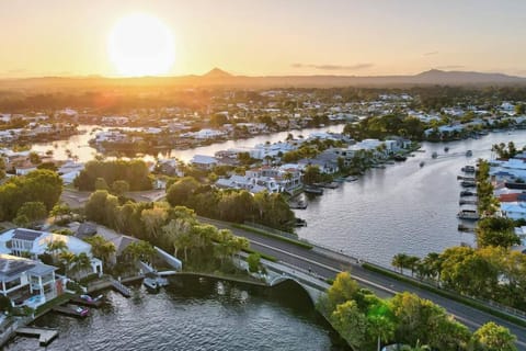 Sunsets at Snowmas, Pooch Friendly & Stunning View Condo in Noosaville