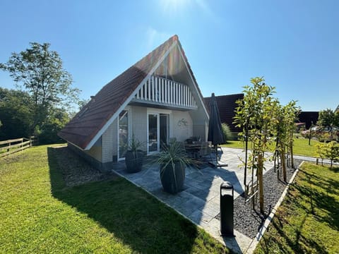 Nurdachferienhaus mit Garten und Terrasse in einer Bungalowsiedlung - b61860 Haus in Anjum