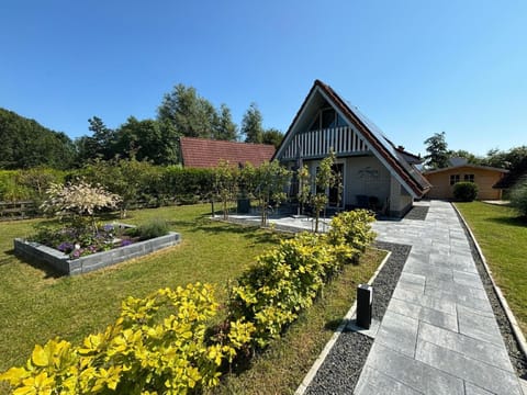 Nurdachferienhaus mit Garten und Terrasse in einer Bungalowsiedlung - b61860 Haus in Anjum