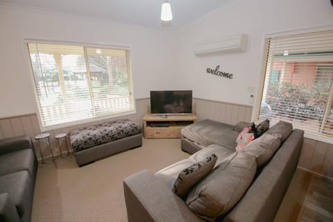 Silver Birches Holiday Village - Unit 9 House in Porepunkah