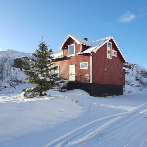 Property building, Facade/entrance, Natural landscape, Winter, Mountain view