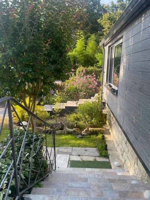 Un jardin en forêt House in Fontainebleau