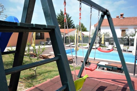 Extra komfortables Ferienhaus mit großem Pool House in Istria County