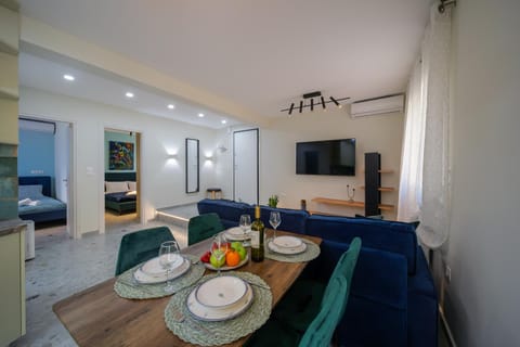 Communal lounge/ TV room, TV and multimedia, Kitchen or kitchenette, Living room, Seating area, Dining area