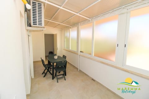 Seating area, Dining area