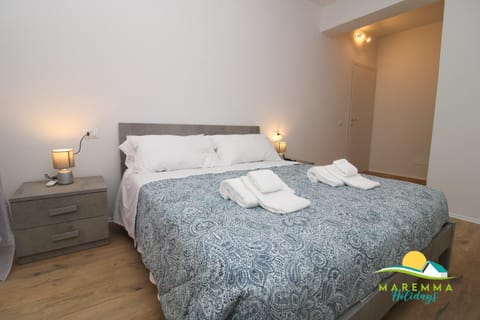 Bed, Photo of the whole room, Bedroom, towels