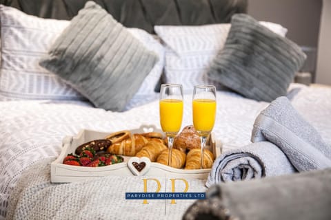 Bed, Food close-up, Food and drinks, Decorative detail, Bedroom, Food, Breakfast, Continental breakfast, Drinks