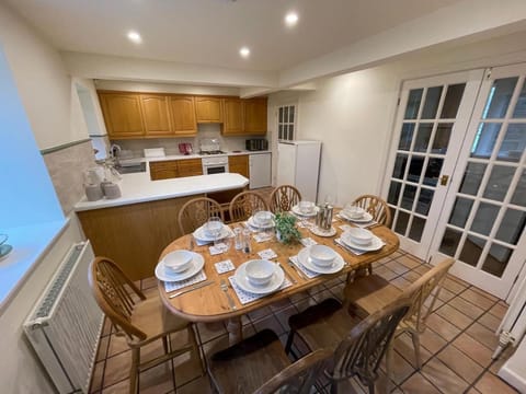 Dining area, kitchen