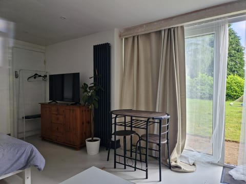 Garden Apartment, sleeps 4 Apartment in Aylesbury Vale