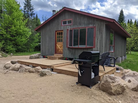 Meadowlark Cabin #5 Camping /
Complejo de autocaravanas in Hastings Highlands