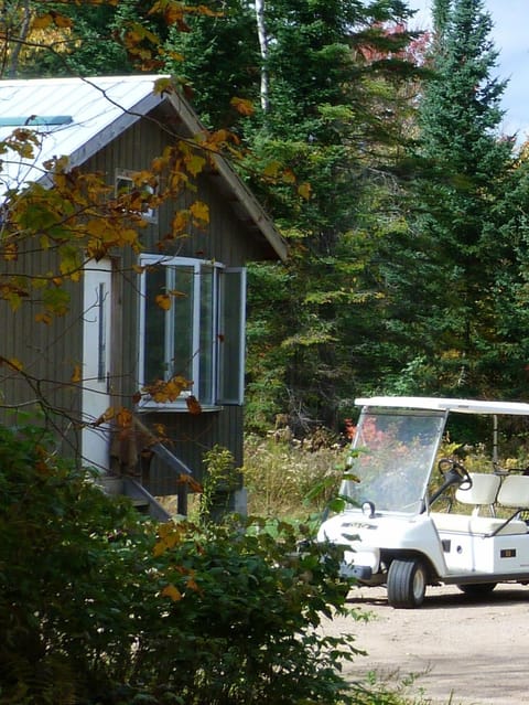 Meadowlark Cabin #5 Terrain de camping /
station de camping-car in Hastings Highlands