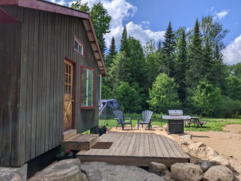 Meadowlark Cabin #5 Camping /
Complejo de autocaravanas in Hastings Highlands