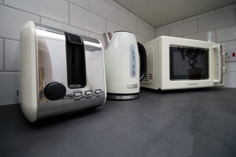 Kitchen or kitchenette, minibar, toaster