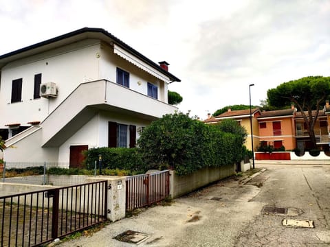 Property building, Day, Neighbourhood, Street view