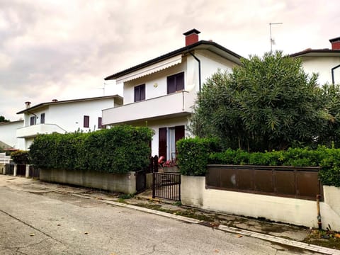 Property building, Day, Neighbourhood, Street view