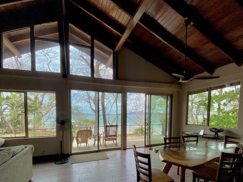 Casa Corona Del Mar - 4 Bdr - Beachfront House in Playa Langosta