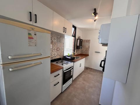 Kitchen or kitchenette, minibar