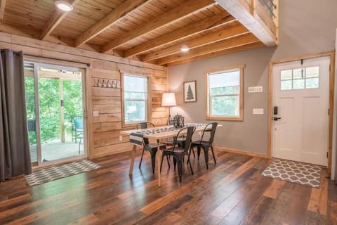 Nature's Nest - Woodsy Retreat w/ Renovated Deck & Hot Tub House in Falls Township