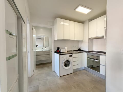 Kitchen or kitchenette, minibar, stove, washing machine