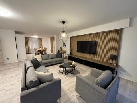 Communal lounge/ TV room, TV and multimedia, Living room