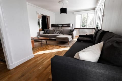 Bed, TV and multimedia, Living room, Photo of the whole room, Seating area