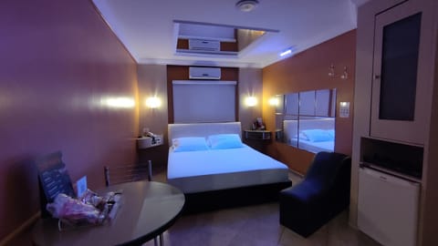 Bed, Bathroom, TV and multimedia, Bedroom