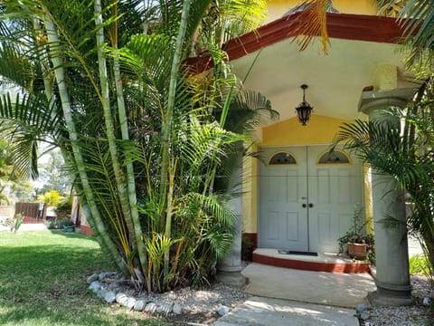 Casa Macuca y la Esquinita by Rotamundos House in Cuernavaca