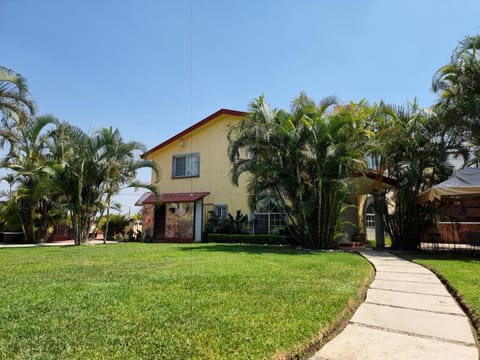 Casa Macuca y la Esquinita by Rotamundos House in Cuernavaca