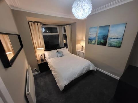 4 Bedrooms, 8 min to Manchester City! House in Salford