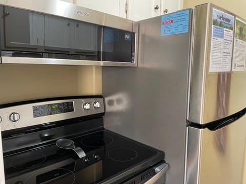 Kitchen or kitchenette, oven, pet friendly, stove