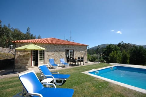 Typische Gratine Ferienvilla mit Pool House in Viana do Castelo District