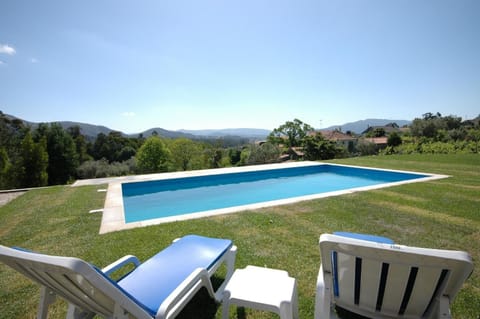 Typische Gratine Ferienvilla mit Pool House in Viana do Castelo District