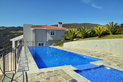 Property building, Day, Natural landscape, Garden, View (from property/room), Mountain view, Pool view, Swimming pool