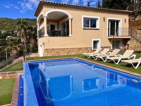 Property building, Patio, Garden, Balcony/Terrace, Garden view, Pool view, Swimming pool, sunbed