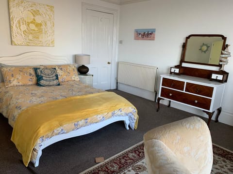 Spectacular sea view double, with exclusive bathroom & use of patio and bike store Bed and Breakfast in Margate