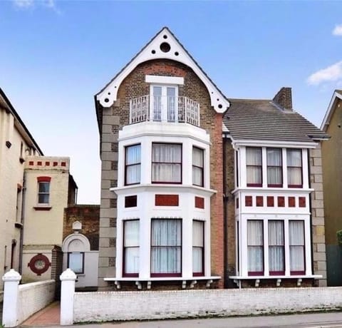 Peaceful garden view double with ensuite in house opposite beach, with access to private garden and bike store Bed and Breakfast in Margate