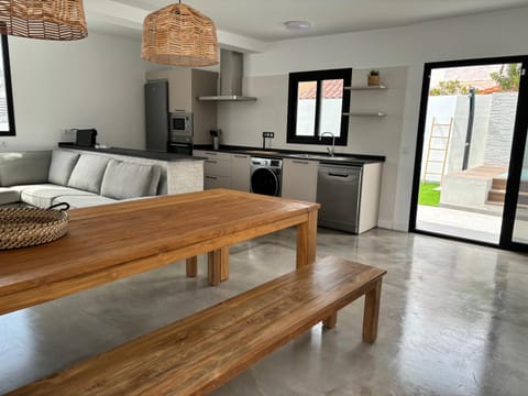 Kitchen or kitchenette, Living room, Seating area, Dining area, Pool view, dishwasher, minibar, pet friendly, stove